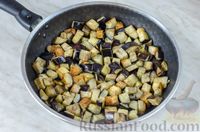 Фото приготовления рецепта: Салат из жареных баклажанов с луком и шпинатом - шаг №7