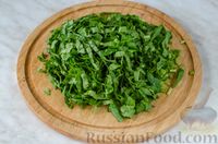 Фото приготовления рецепта: Салат из жареных баклажанов с луком и шпинатом - шаг №9