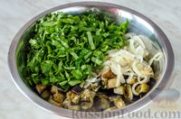 Фото приготовления рецепта: Салат из жареных баклажанов с луком и шпинатом - шаг №10