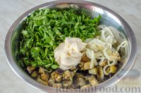 Фото приготовления рецепта: Салат из жареных баклажанов с луком и шпинатом - шаг №11