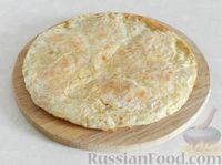 Фото приготовления рецепта: Ленивый пирог из лаваша с сыром и колбасой (на сковороде) - шаг №14