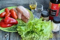 Фото приготовления рецепта: Тёплый салат с курицей, сладким перцем и помидорами - шаг №1