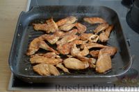 Фото приготовления рецепта: Тёплый салат с курицей, сладким перцем и помидорами - шаг №5
