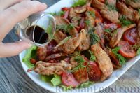 Фото приготовления рецепта: Тёплый салат с курицей, сладким перцем и помидорами - шаг №12