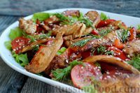 Фото приготовления рецепта: Тёплый салат с курицей, сладким перцем и помидорами - шаг №13