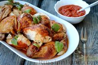 Фото к рецепту: Запечённая курица на пиве, с соусом из сладкого перца