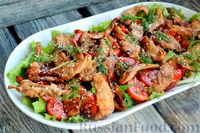 Фото к рецепту: Тёплый салат с курицей, сладким перцем и помидорами
