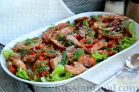 Фото приготовления рецепта: Тёплый салат с курицей, сладким перцем и помидорами - шаг №14