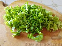 Фото приготовления рецепта: Салат из мидий с зеленым горошком - шаг №5