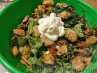 Фото приготовления рецепта: Салат из мидий с зеленым горошком - шаг №8