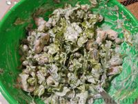 Фото приготовления рецепта: Салат из мидий с зеленым горошком - шаг №9
