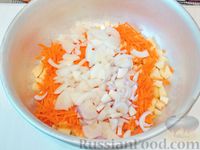 Фото приготовления рецепта: Овощной салат из кабачков, сладкого перца и помидоров (на зиму) - шаг №4