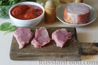 Фото приготовления рецепта: Свинина под томатным соусом с ветчиной и шпинатом - шаг №2