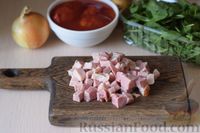 Фото приготовления рецепта: Свинина под томатным соусом с ветчиной и шпинатом - шаг №5