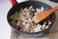 Фото приготовления рецепта: Свинина под томатным соусом с ветчиной и шпинатом - шаг №9