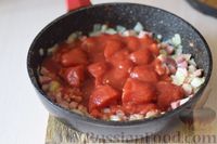Фото приготовления рецепта: Свинина под томатным соусом с ветчиной и шпинатом - шаг №10