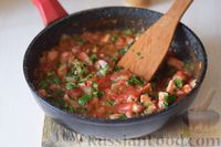 Фото приготовления рецепта: Свинина под томатным соусом с ветчиной и шпинатом - шаг №12