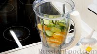 Фото приготовления рецепта: Апельсиново-огуречный смузи со шпинатом и имбирем - шаг №4