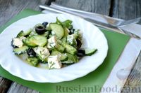 Фото к рецепту: Салат из огурцов с брынзой, маслинами и мятой