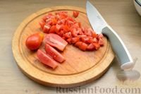 Фото приготовления рецепта: Салат с кукурузой, помидорами и яйцами - шаг №5