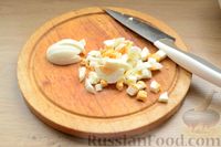 Фото приготовления рецепта: Салат с кукурузой, помидорами и яйцами - шаг №6