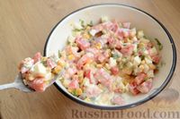 Фото приготовления рецепта: Салат с кукурузой, помидорами и яйцами - шаг №10