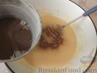 Фото приготовления рецепта: Постный шоколадный манник с изюмом, финиками и орехами - шаг №8