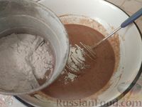 Фото приготовления рецепта: Постный шоколадный манник с изюмом, финиками и орехами - шаг №9