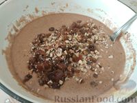 Фото приготовления рецепта: Постный шоколадный манник с изюмом, финиками и орехами - шаг №10