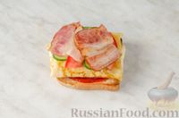 Фото приготовления рецепта: Бутерброд с омлетом, овощами и копчёной грудинкой - шаг №13