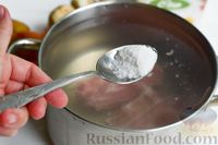 Фото приготовления рецепта: Гороховый суп с мясом и шампиньонами - шаг №4