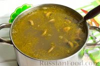 Фото приготовления рецепта: Гороховый суп с мясом и шампиньонами - шаг №14