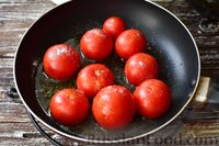 Фото приготовления рецепта: Жареные помидоры с чесноком на зиму - шаг №2