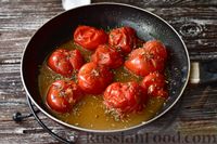 Фото приготовления рецепта: Жареные помидоры с чесноком на зиму - шаг №4