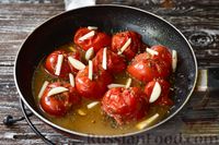 Фото приготовления рецепта: Жареные помидоры с чесноком на зиму - шаг №5