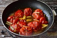 Фото приготовления рецепта: Жареные помидоры с чесноком на зиму - шаг №6