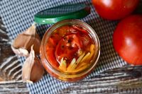 Фото приготовления рецепта: Жареные помидоры с чесноком на зиму - шаг №10