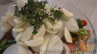 Фото приготовления рецепта: Слоёный салат с ветчиной, помидорами и плавленым сыром - шаг №4