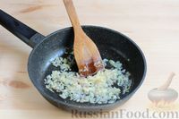 Фото приготовления рецепта: Минтай, тушенный в сметанном соусе (на сковороде) - шаг №19