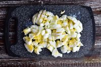 Фото приготовления рецепта: Крабовый салат с грецкими орехами - шаг №4