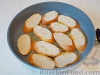 Фото приготовления рецепта: Гренки с картошкой, морковью и луком - шаг №8
