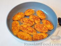 Фото приготовления рецепта: Гренки с картошкой, морковью и луком - шаг №9