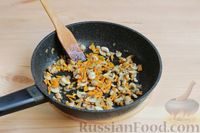 Фото приготовления рецепта: Блинные печёночные рулетики с грибами и морковью по-корейски - шаг №9