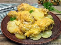 Фото к рецепту: Запечённая картошка с курицей в сметанном соусе