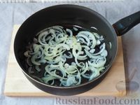 Фото приготовления рецепта: Сырный суп с брокколи и грибами - шаг №2