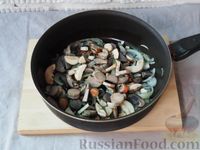 Фото приготовления рецепта: Сырный суп с брокколи и грибами - шаг №3