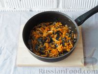 Фото приготовления рецепта: Сырный суп с брокколи и грибами - шаг №5