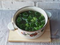 Фото приготовления рецепта: Сырный суп с брокколи и грибами - шаг №8