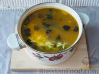 Фото приготовления рецепта: Сырный суп с брокколи и грибами - шаг №10