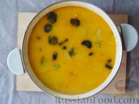 Фото приготовления рецепта: Сырный суп с брокколи и грибами - шаг №11